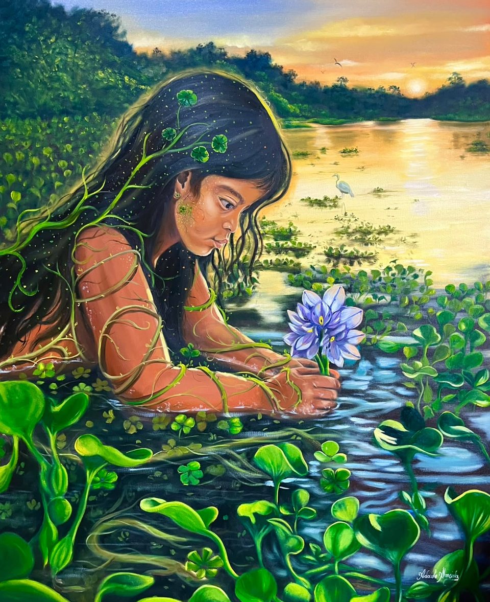 Pintura: menina dentro do rio, entre aguapés, com ramos e folhas crescendo pelos cabelos e braços, segurando uma flor roxa de aguapé. Ao fundo, o sol se põe sobre a água.