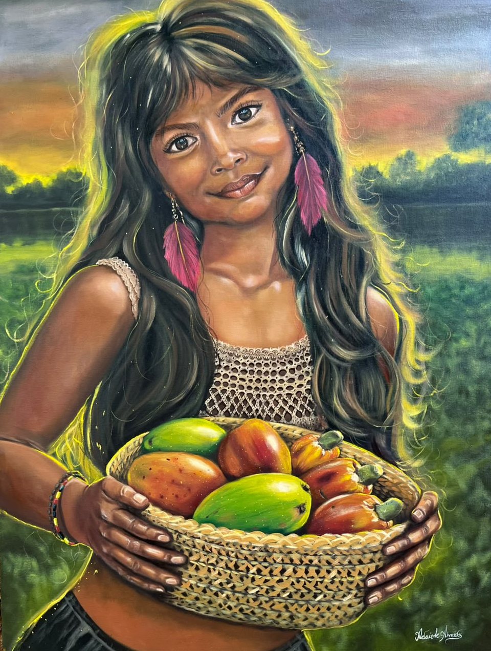 Pintura: menina de cabelos longos e brincos de pena sorri segurando um cesto de palha com mangas e cajus. Ao fundo, o campo verde e o céu do entardecer.